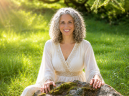Naama Gabbay guiding transformational events that combine spiritual teachings, healing practices, and conscious transformation.
